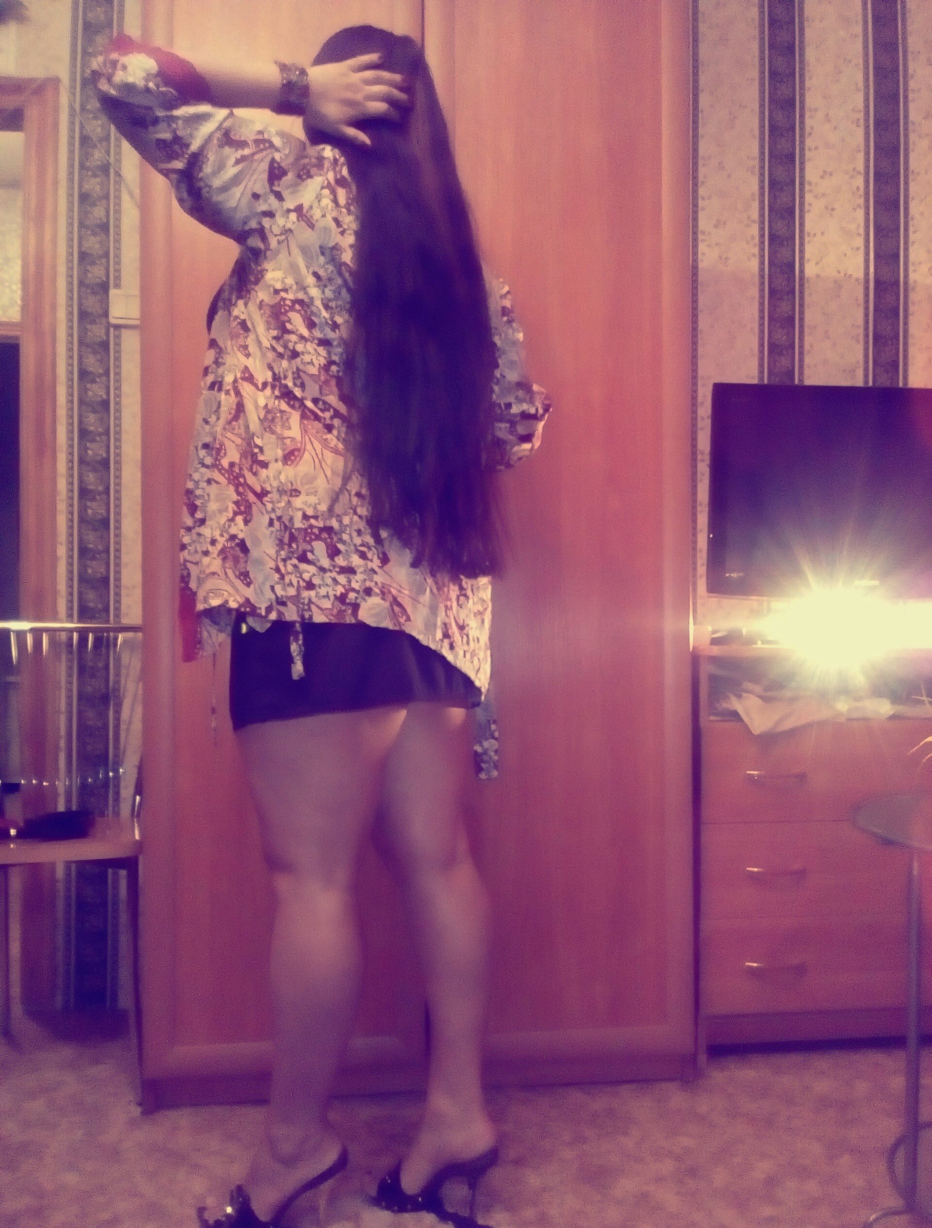 Девушка, ищу мужчину, тщу тайную любовь Девушка, ищу мужчину, тщу тайную любовь