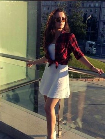 Симпатичная брюнетка пригласит в гости для секса мужчину из Симпатичная брюнетка пригласит в гости для секса мужчину из